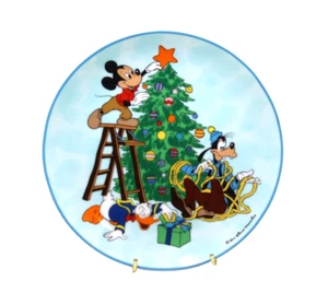 Schmid Disney Plate Christmas 1983 "Sneak Preview" in Original Box #1274 - Picture 1 of 2