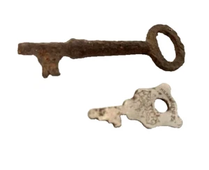 2 Vintage Keys - Picture 1 of 2