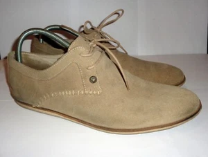 TALLA 9.5: ZAPATOS DERBY DE GAMUZA FIRETRAP PARA HOMBRE CON COSTURAS DECORATIVAS: PIEDRA - Imagen 1 de 6