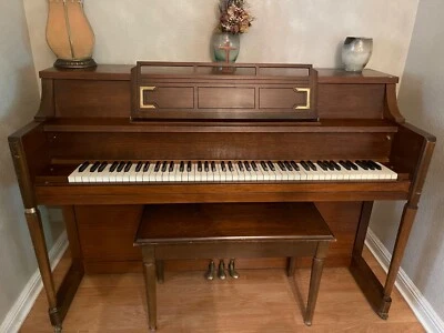 piano vertical story and clark Foto 1 de 2