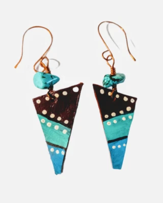 Pendientes colgantes triangulares hechos a mano de alambre de cobre piedra turquesa y cuero pintado Foto 1 de 4