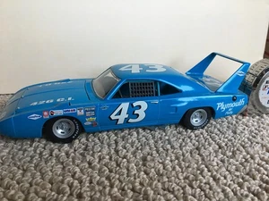 Racing Champions Richard Petty 1970 Plymouth Superbird NASCAR 1:24 DieCast 1999 - Picture 1 of 15