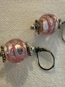 BEAUTIFUL PINK SWIRL GLASS BEADED DANGLE EARRINGS WITH LEVERBACKS - Picture 1 of 11