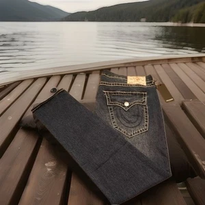 Neu mit Etikett True Religion HERRENJEANS 34/32 Rocco Big T Flap Skinny dunkle Roper-Waschung - Bild 1 von 2