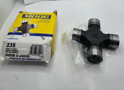 MOOG Universal U Joint 235 para 2015 Chevrolet Silverado 2500 HD - Imagem 1 de 4