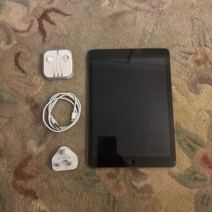 Hardly used Apple iPad Air 1st Gen-16GB-Wi-Fi looks great  - Picture 1 of 12