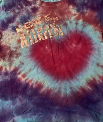 Pequeño corazón tie dye hecho a mano para jóvenes “El amor es todo lo que necesitas” hoja holográfica flor rosa Foto 1 de 3
