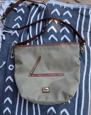 Bolso Bandolera Hobo Todo Clima Wayfarer Tostado Dooney and Bourke Foto 1 de 4