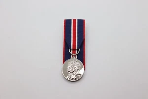 Offizielle Krönungsmedaille Hof montiert volle Größe Medaille König Karl III - Bild 1 von 3