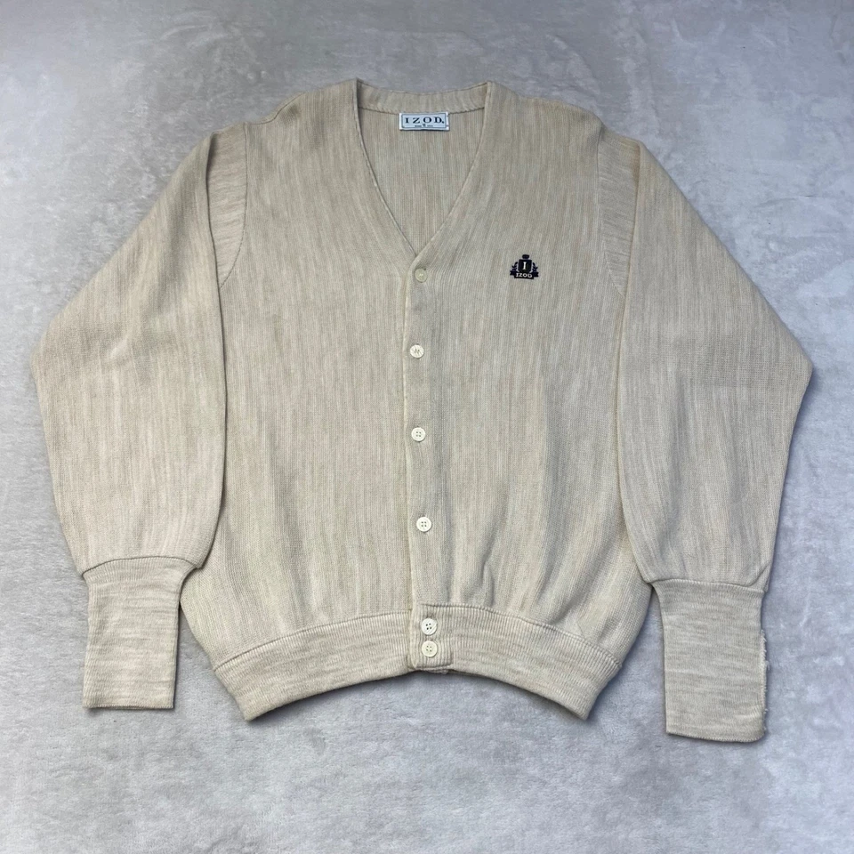 Cárdigan Suéter IZOD Para Hombres Beige Cuello en V Abotonado Talla M Hecho en EE. UU. Logo en el Pecho Foto 1 de 4