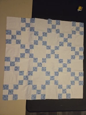 Edredón para bebé azul y blanco 37" por 37" cadena irlandesa silla de ruedas tiro sin terminar Foto 1 de 4