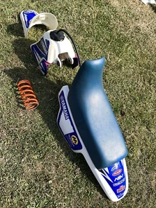 YAMAHA PW50 PW 50 PIEZAS ORIGINALES GUARDABARROS DELANTERO/TRASERO USADO TANQUE Y ASIENTO - Imagen 1 de 9