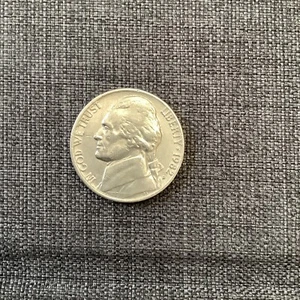 1982 D Jefferson Nickel 5 Cent you get the Exact Coin Pictured - Picture 1 of 4