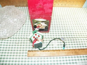 1997 HALLMARK RECUERDO ORNAMENTO "Serenata de vacaciones" con caja - Imagen 1 de 5