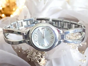 Reloj Damas Tono Plateado Metálico Esfera Plateada Batería Nueva Sin Marca, Cuarzo En muy buena condición - Imagen 1 de 11