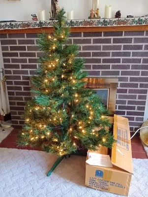 Belén Luces 4.5' Cascada Pino Árbol de Navidad CLARO Prelit Verde Oscuro 64866 Foto 1 de 4