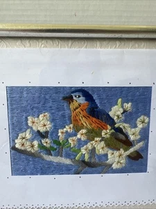 Vintage bestickter Bluebird auf Ast. Schön mattiert & gerahmt Nachlass - Bild 1 von 14