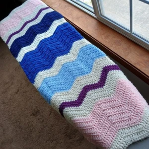 Handgefertigte kleine gehäkelte afghanische Überwurf ~ 105" x 60"/8,5 Fuß x 5 Fuß Babydecke - Bild 1 von 5