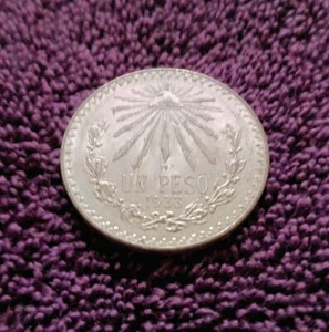 México 1933 1 Peso ("Bajo 3"), AU, con detalles y brillo escarchado - Imagen 1 de 2