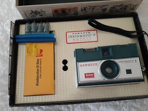 Macchina fotografica vintage Kodak Hawkeye Instamatic F in scatola con lampadine flash punto blu - Foto 1 di 9