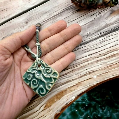 Collar de cuentas de cerámica y madera verde azulado - Colgante artesanal ajustable Foto 1 de 4