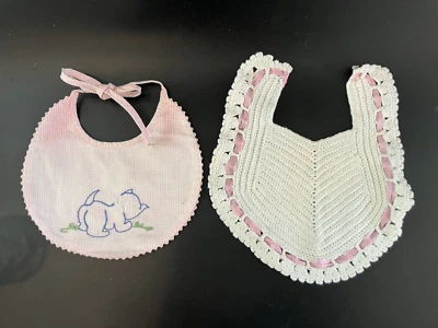 De colección ~ 2 ~ Bebé/Muñeca BIBS ~ 1 Blanco Bordado a Máquina ~ 1 Ganchillo a Mano Blanco Rosa Foto 1 de 4