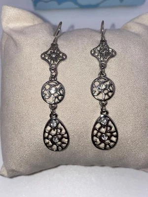 Brincos pendurados filigrana e strass transparente tom prata lágrima elegante chique - Imagem 1 de 3