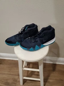 (6/10 Good Condition) Nike Kyrie 4 Dark Obsidian Shoes 943806 401 Mens 13 - Picture 1 of 6