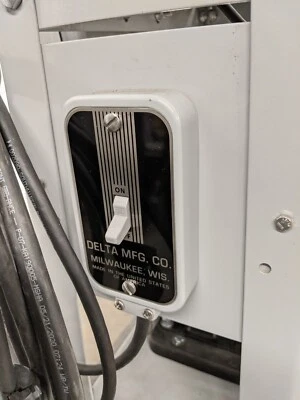 PLACA DE MONTAJE DE CAJA DE INTERRUPTORES - PARA SOPORTES DE SIERRA DE CINTA DE CHAPA DE PATAS ANALIZADAS DELTA Foto 1 de 4