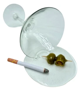 Martini derramado utilería de comida falsa con 2 aceitunas y cigarrillo - Imagen 1 de 2
