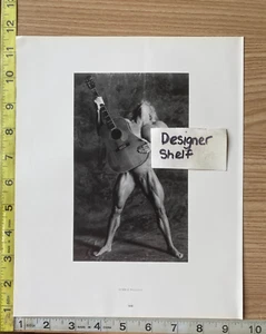 Culturista Debbie Muggli con guitarra libro de escena fotografía - Imagen 1 de 1