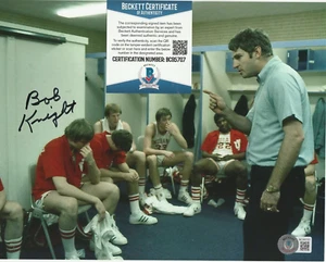 BOB KNIGHT FIRMADO 8x10 INDIANA HOOSIERS JOVEN ENTRENADOR VESTUARIO CERTIFICADO DE AUTENTICIDAD BECKETT - Imagen 1 de 3