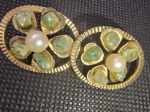 Prendedor/broche flor vintage tono dorado con perlas y peridoto 2" W años 60 - Imagen 1 de 9