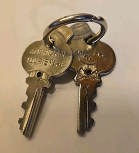 Juego de 2 llaves de valet con cerradura de equipaje "Smiling Bellhop" de colección American Tourister - Imagen 1 de 1