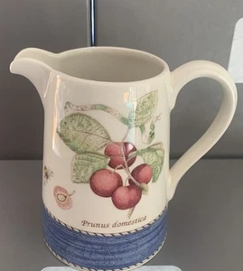 Wedgwood Queen's Ware 'Sarah's Garden' Prunus Domestica (blauer Rand) Milchkännchen - Bild 1 von 3