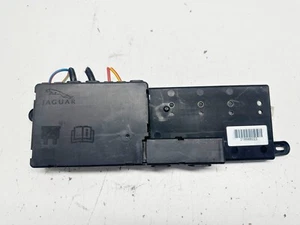 H30747 2010-2017 Jaguar XJ XJL MALETERO BATERÍA TERMINAL FUSIBLE RELÉ CAJA DE CONEXIONES - Imagen 1 de 5