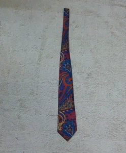 London Fog Red Paisley Tie- 56 length 3.75 wide - Picture 1 of 5