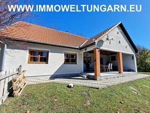 Hübsches Bauernhaus in der Natur mit 6 Pferdeboxen - Bild 1 von 24