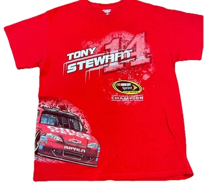 Camisa gráfica masculina vintage Y2K Tony Stewart dupla face GG vermelha esportiva NASCAR - Imagem 1 de 4