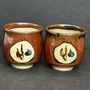 Dos tazas de té japonesas de cerámica Mashiko flores Yunomi esmalte marrón caqui - Imagen 1 de 9