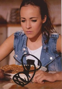 HOLLYOAKS & BIG BROTHER: STEPHANIE DAVIS 'SINEAD' SIGNED 6x4 ACTION PHOTO+COA - Picture 1 of 1