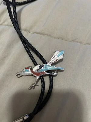 CORBATA BOLO ROADRUNNER HECHA A MANO CON INCRUSTACIÓN MULTI PIEDRA ZUNI PLATEADA Foto 1 de 4