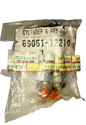 Genuíno Toyota 69051-12210 conjunto de cilindros e chaves trava de porta destro 1988-93 Carolla NOS - Imagem 1 de 3
