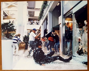 ARNOLD SCHWARZENEGGER TERMINATOR II PHOTOGRAPHIE DE PRESSE 20X26CM 1991 TOURNAGE - Picture 1 of 1