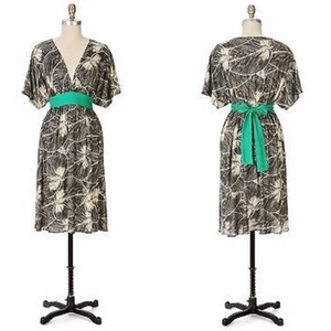 Vestido Anthropologie Arce 100% Seda Kimono Estampado Hoja con Faja Verde - Pequeño - Imagen 1 de 7