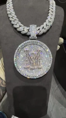 Colgante M personalizado de plata 925 de 2,00 quilates de moissanita real de 2,5" Foto 1 de 2