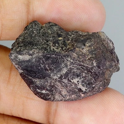 Rubí natural áspero sin calentar en zafiro negro África 90,76 quilates 34x24 mm piedra preciosa Foto 1 de 4