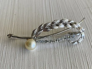 Vintage Faux Pearl Pin Brooch Trumpet Clasp Silver Tone Clear Rhinestones - Picture 1 of 4