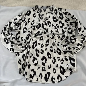 Floral and Ivy Damen Gr. M Animalprint seidig glänzend V-Ausschnitt Pullover Bluse - Bild 1 von 6