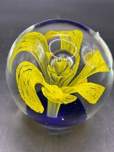 Hübscher mundgeblasener Kunstglas Briefbeschwerer gelbe Blume mit kobaltblauem Sockel - Bild 1 von 4